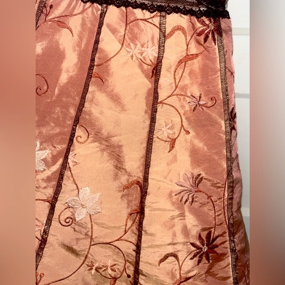 •SHRINE OF HOLLYWOOD BRAND DRESS ~VINTAGE STYLE PLEATED WITH FLORAL EMBROIDERY! - Picture 5 of 15